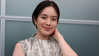 筧美和子「今年も楽しくいきましょお～」ざっくり背中に目線集中！笑顔のドアップにうっとり