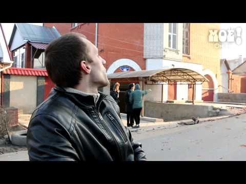 Неадекватный гонщик на «четвёрке» врезался в две машины, снёс бордюр и кирпичную...