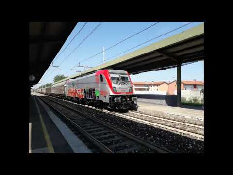 La nuova locomotiva traxx 494 in transito a Codroipo con un merci misto