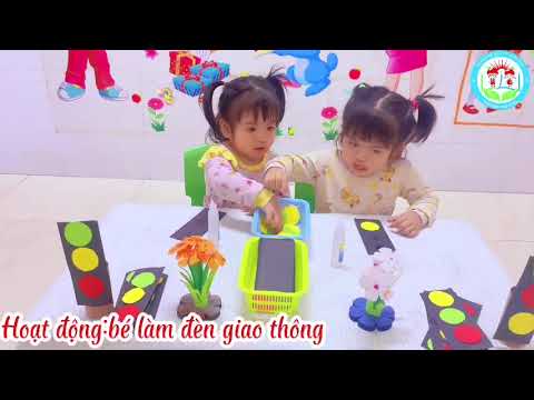 Bé làm đèn giao thông