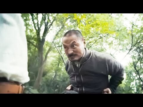 The kung fu master covers his escape route and fights the Japanese army in the woods!