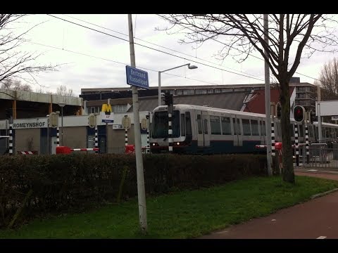 RET Metro Type S vertrekt nabij Romeynshof richting Schiedam Centrum