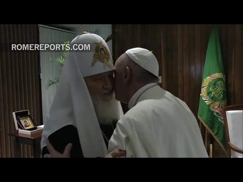 Histórico saludo del Papa con el patriarca ortodoxo Kirill