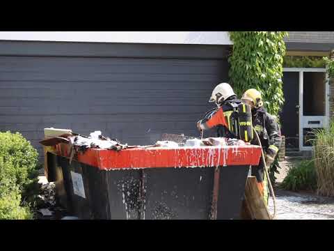 Brandweer blust brand in bouwcontainer