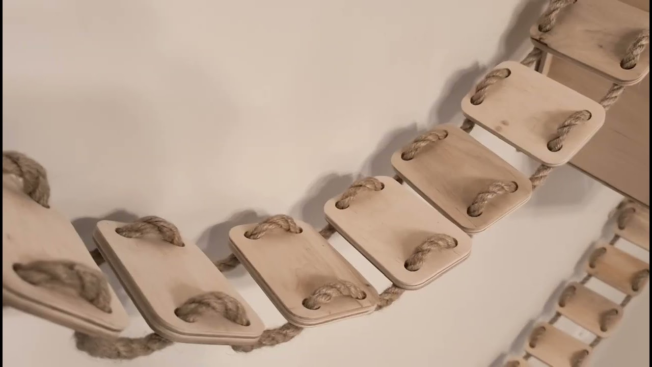 Wiszący tor dla kota, mocowany do ściany. Cat wall playground.