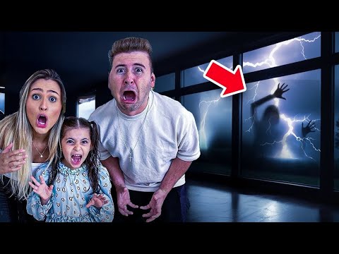 UMA CRIATURA ASSUSTADORA APARECEU NA TEMPESTADE!