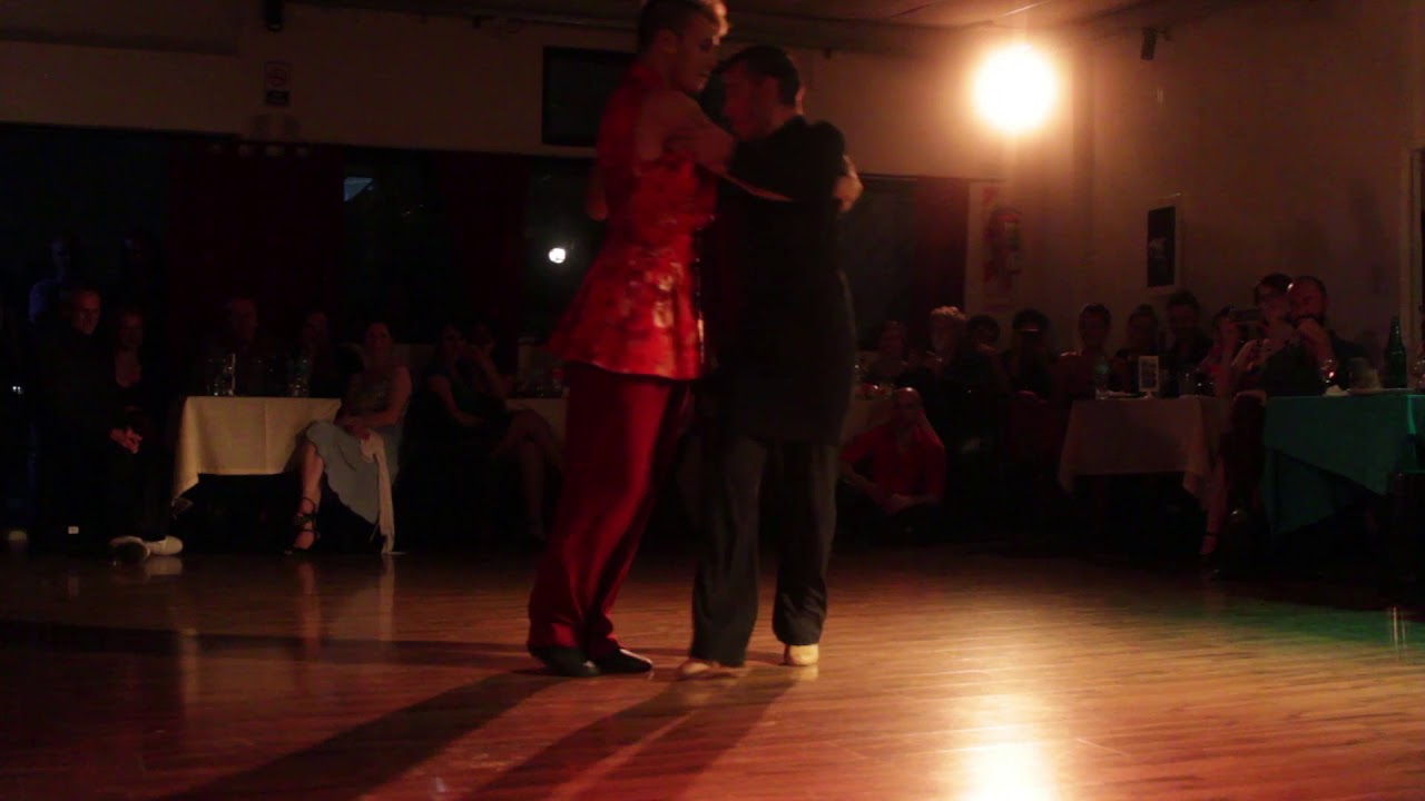 Dos Orillas Práctica de Tango. Bailan Daniel Arroyo y Juampy Ramírez. 20/10/2017 (3/5)