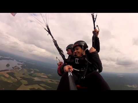 Darii lot paralotnią :)