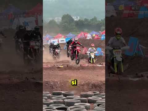 Gara di moto passando tra gli PNEUMATICI! #shorts #shortsfeed