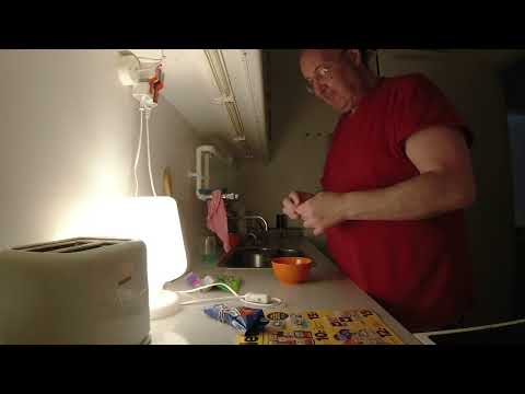 MongoTV_12066 - Spiser Skål SLIK Torsdag AFTEN Købt På SHOPPE KREDIT