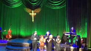 The Isaacs Perform with Reba