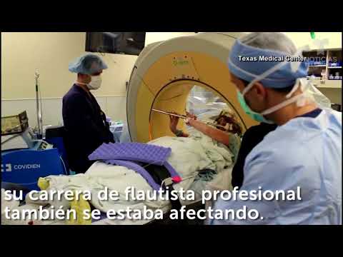Esta mujer toca la flauta mientras un médico le opera el cerebro