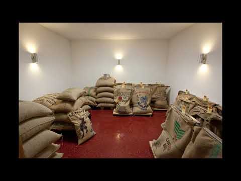 Rösten in der Kaffeerösterei Widmann