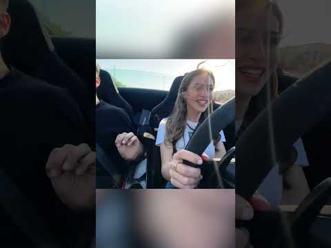 بنت بتسوق أسرع سيارة بالعالم 😱