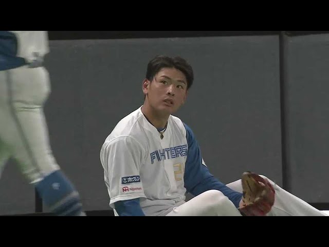 【7回表】ファイターズ・野村佑希 客席に乗り上げながらファウルボールをキャッチ!! 2022年4月6日 北海道日本ハムファイターズ 対 千葉ロッテマリーンズ
