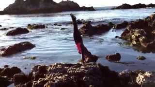 preview picture of video 'Sara Stamm Handstand at Bird Rock'