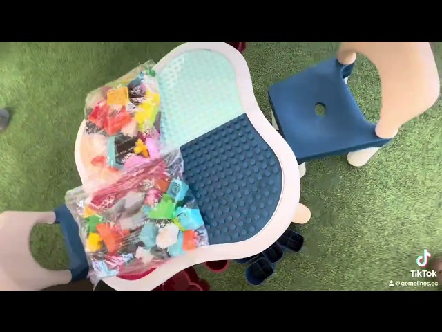 Vídeo relacionado con LZQ Mesa Infantil con sillas 6 en 1, Juego de Mesa y sillas para niños, con Bloques de construcción, Mesa de Juego con Espacio de Almacenamiento, Tablero de Doble Cara, Altura Ajustable
