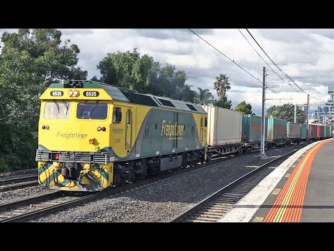 AURIZON & PACIFIC NATIONAL FREIGHT Trains at Middle Footscray - Australian Trains