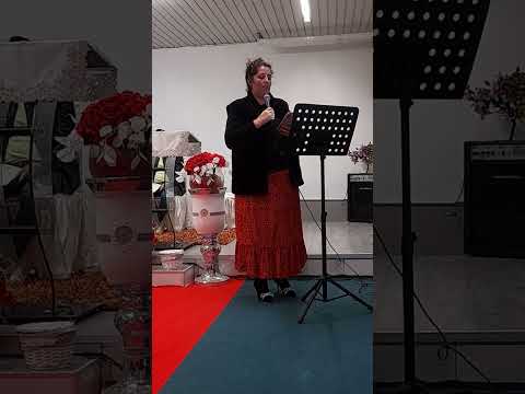 o soră spunând o poezie prin Duhul Sfânt în biserica Apostolica Alfa și Omega Verona.