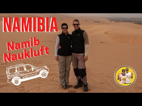 Deserto de areia vermelha de jipe, safari no Namib Naukluft Park, Namíbia