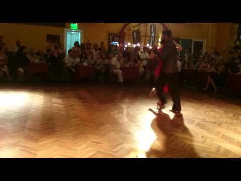  Néstor Patitas Azorín  and  Inés Muzzopappa  are  dancing  to  the  tango  "  Rawson  "  by  Juan D'Arienzo