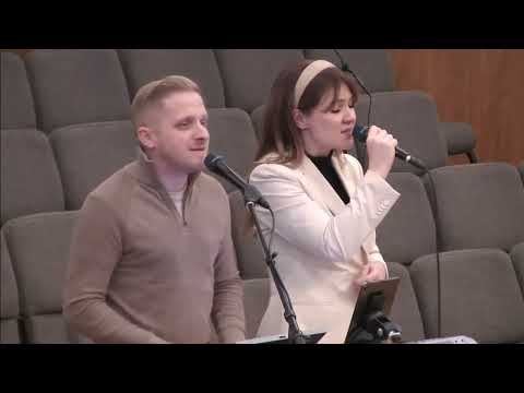 Un singur om îngândurat și apăsat Cristi & Emma Repede