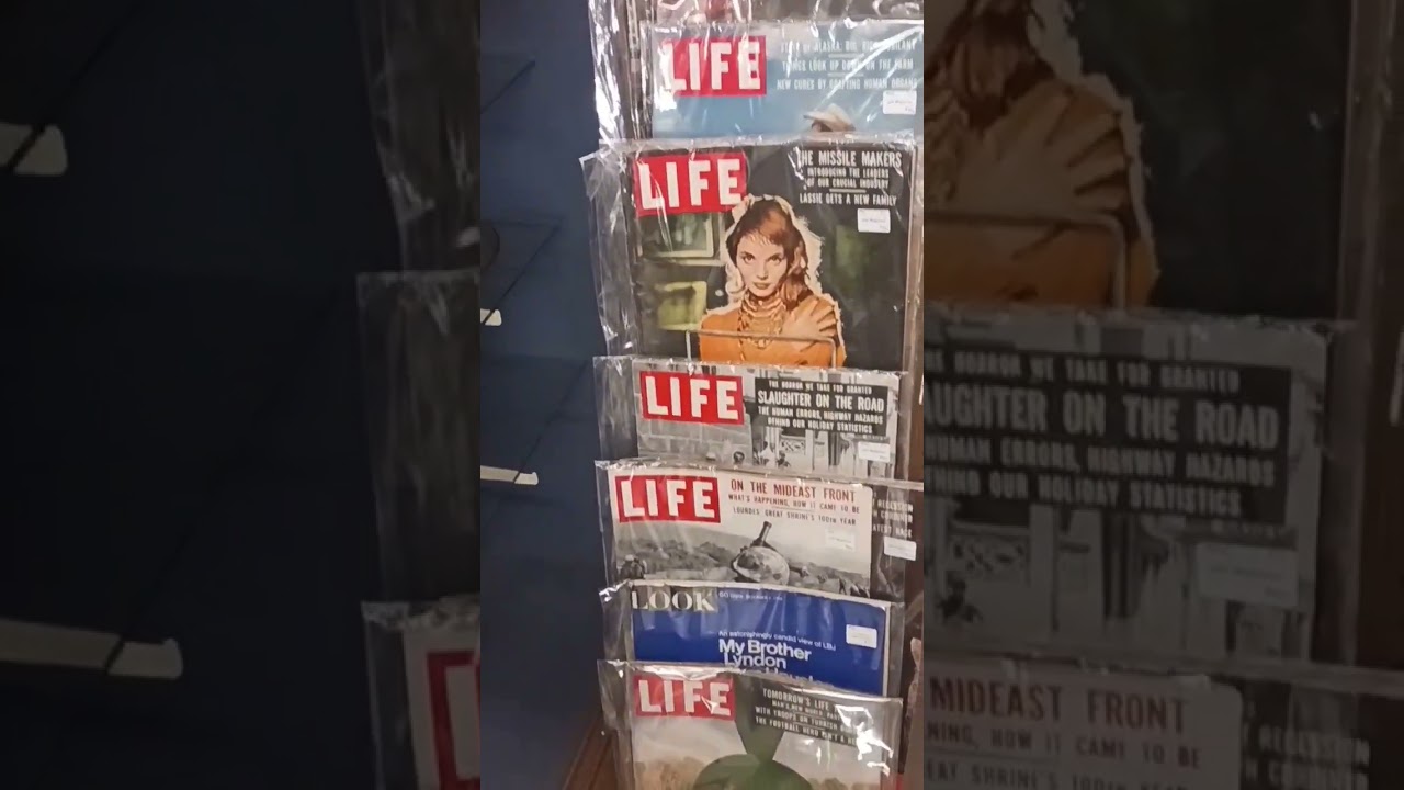 Checking out a booth at the Antique mall! #antiques #vintage #estatesales #ytshorts #sidehustle