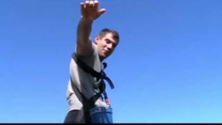 preview picture of video 'bungee jumping il lancio di Zorro..152m a Biella dal ponte Colossus 19 luglio 2009'