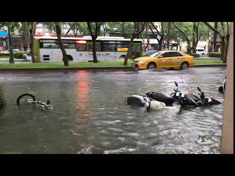 A Ren'ai Road na cidade de Taipei tornou-se como um rio (23 de julho de 2019).