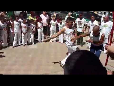 Contramestre Cobra Auê com instrutor tubarão branco Abadá Capoeira