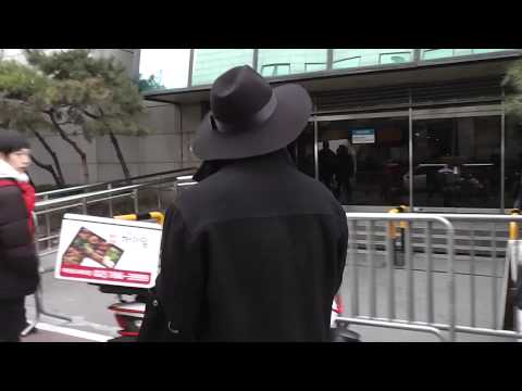 140110 Shaking hand with Block B   P.O.   music bank