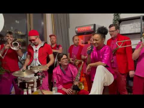 MOOP MAMA -- IN WEISS BACKSTAGE SESSION