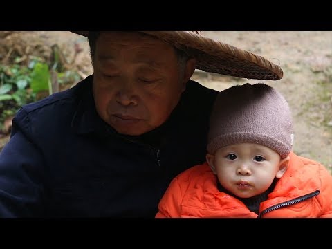 农村老爷爷玩火山土豆泥，世外桃源般的生活，不给小孙子吃都急了