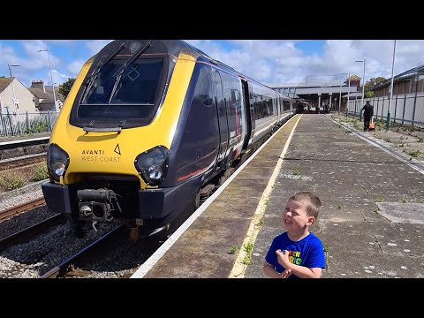 Trains at Rhyl, with 10 car Vorager and 2x 175's. ( 5/8/22 ).