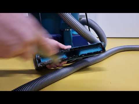 Clean the vacuum brush / Nettoyer la brosse de l'aspirateur