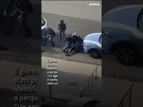 Il giornalista "picchiato senza motivo dalla polizia" #ansa