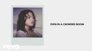 Kadr z teledysku Crowded Room tekst piosenki Selena Gomez & 6LACK