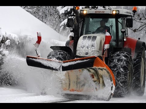 Winterdienst mit Steyr CVT 6195 und Hauer Schneepflug SRS-2
