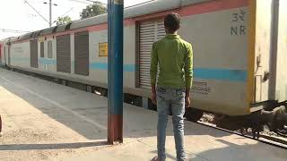 preview picture of video 'Puja AC Special Train (BJU - NDLS) 11 Hours Delayed Arrival At Siwan Junction'