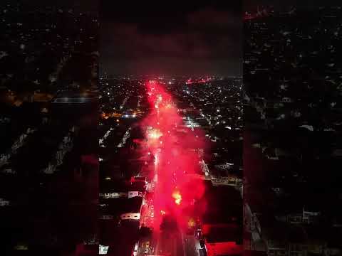 "¡Impresionante fiesta de la hinchada de Junior en Barranquilla! 102 años de historia y pasión" Barra: La Banda de Los Kuervos &bull; Club: Junior de Barranquilla &bull; País: Colombia