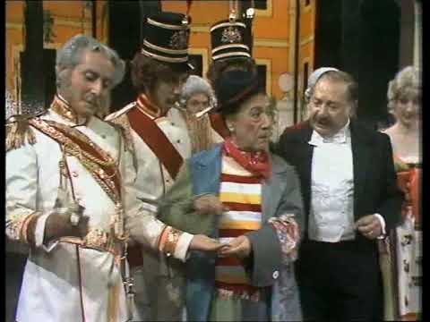 Erminio Macario con Sandra Mondaini "E tu biondina..." Parte 1