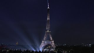 La Tour Eiffel s'illumine pour le retour de Céline Dion