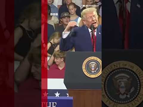 Homem imita gestos e expressões de Trump durante comício e viraliza nas redes