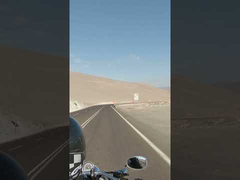 En el norte de Chile hay lugares donde solo escuchas el viento… y el rugir de la moto.