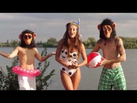 Ruby LA APĂ! Nu, nu e Splash!, ci e Ice Bucket! Artista și-a turnat apă &icirc;n cap cu... EXCAVATORUL!