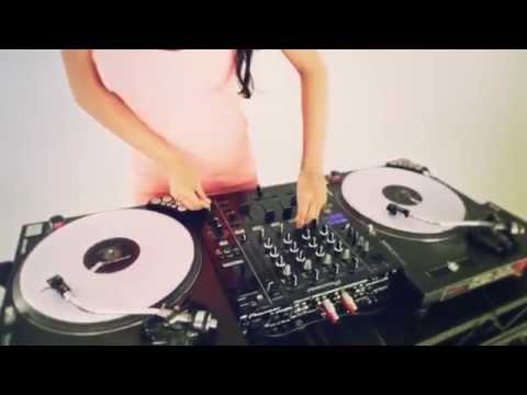 DJ Juicy M   Mixing and Scratching with vinyls Exclusive