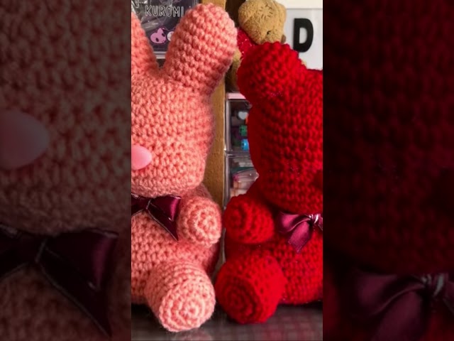 Vídeo relacionado con Szhhrxi Osito de Ganchillo a Mano, Regalo Pareja - Oso Peluche, Regalo de Pareja Romántico para Aniversario, San Valentín, Boda, Regalos Aniversario para Pareja Hombre Mujer Novia