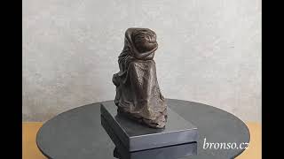 Spící žena – bronzová socha na mramorovém podstavci – elegantní dekorace do interiéru