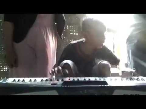 Anak-anak Bugis yang Punya Berbakat Main Musik sambil Nyanyi