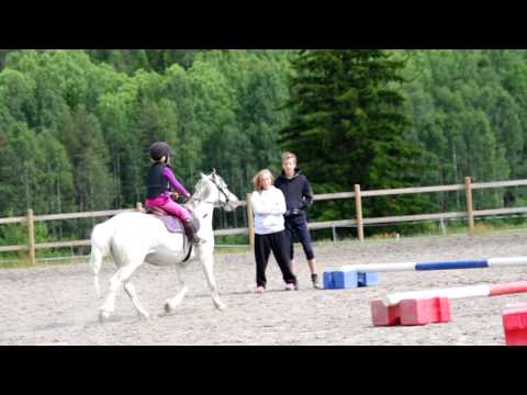 Sandra 7år hoppar Pinglan